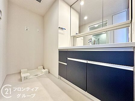 シックなカラーが印象的な洗面台は、機能美を追求した高級感あふれる仕上がりです。ワイドな鏡により、忙しい朝の時間も優雅でスムーズに整えることができます