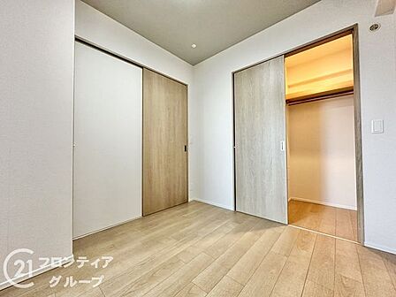 洗練されたデザインと機能性が融合した居住空間です。細部までこだわり抜かれた内装が、住まう人の品格を物語ります。日々の暮らしにゆとりと安らぎをもたらす上質な住まいを実現しています