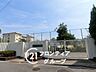周辺：寝屋川市立友呂岐中学校です。通学しやすい環境で、部活動や日々の学校生活も伸び伸びとお過ごしいただけます。周辺地域の防犯面も整っており安心です。 1740m