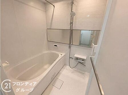 白を基調とした清潔感あふれるバスルームは、一日の疲れを癒す穏やかなリラクゼーション空間です。ゆったりと浸かれる浴槽と機能的な設備が、心身ともに解きほぐされる至福のバスタイムを提供します