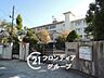周辺：枚方市立枚方第二小学校 小学校までは歩いて5分の近さで低学年のお子様も無理なく通学できます。住宅街の中を通る通学路は車通りも少なく、毎朝安心してお見送りできる環境が整っています 340m