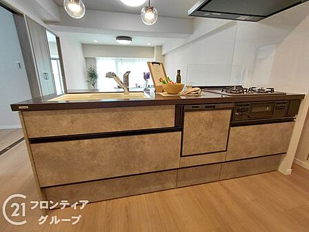 まるでカフェのようなお洒落なキッチンですね！広々としたカウンターがあれば、週末に友人を招いてホームパーティーを開くのも楽しみになりますね！最新の設備が整い使い勝手も良さそうです