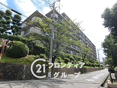 お料理に集中しやすい壁付けシステムキッチンと独立洗面所を備えたマンション。日勤管理人による良好な管理体制で安心、6帖の和室は来客時にも便利です。小学校まで徒歩約3分。