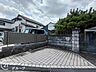 駐車場：毎日の買い物やお子様の送り迎えにも便利な、出し入れしやすい配置の駐車場ですね！お気に入りの愛車を身近に感じながら、安心してお住まいいただける手入れの行き届いた外構が魅力ですね！