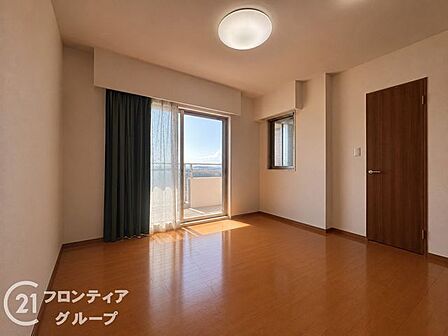 落ち着いた内装で使い勝手の良い洋室です。テレワーク用の書斎や趣味の部屋、衣裳部屋など、生活スタイルやライフステージの変化に合わせて多目的にご活用いただけます。