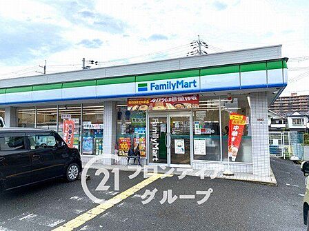 ファミリーマート枚方長尾谷町店 徒歩8分。 570m