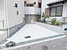 駐車場：広々としたスペースで車の出し入れがスムーズに行えます。