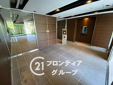 木の温もりを感じる壁面と柔らかな間接照明が上質な寛ぎの時間を演出し、ガラス越しに広がる四季折々の風景を眺めながら読書や思索に耽る贅沢なひとときを心ゆくまでお楽しみいただけます