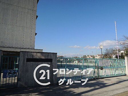枚方市立杉中学校 徒歩11分。 850m