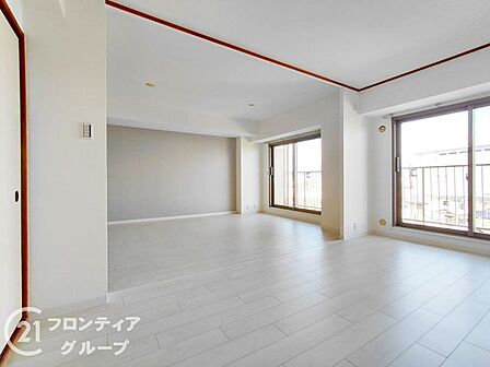 明るく開放的なリビングに集まれば、自然と会話も弾みそうですね!白を基調とした清潔感あふれる空間が、住まう人の心を明るく照らし、毎日をポジティブな気持ちで過ごせるような安心感がありますね!