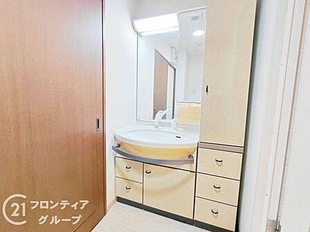 はじめてのマイホーム購入は、わからないことだらけで当然です。資金計画から物件選びまで、順を追ってスタッフが一緒に考えていきます