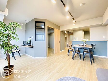 暖かな光に包まれて家族みんなでゆったりと過ごす時間は、何物にも代えがたい宝物ですね!夜には落ち着いた照明の下で、お気に入りの映画を観ながらゆったりと更けゆく時間を楽しむのも魅力的ですね!