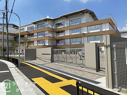 寝屋川市立望が丘小学校 望が丘小学校まで徒歩2分という近さが子育て世帯には嬉しいポイントです。お子様の通学路が短いため、保護者の方も毎日安心して送り出すことができる環境が整っています 140m
