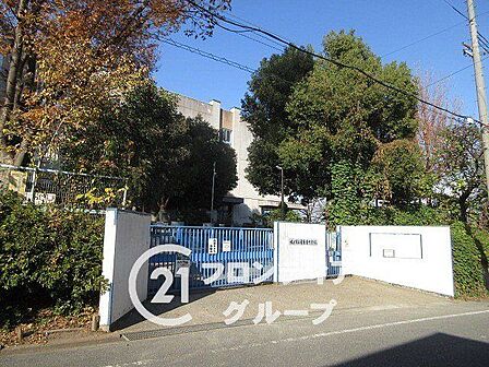 枚方市立東香里中学校まで徒歩約14分。部活動などで帰宅が遅くなる際も通いやすい距離です。豊かな緑に囲まれた伸び伸びと学べる教育環境が魅力です。 1130m