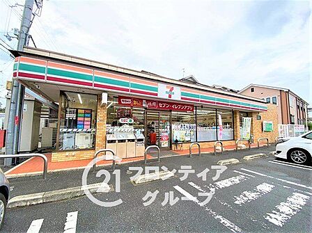 徒歩約3分の距離にある「セブンイレブン枚方茄子作北町店」。深夜や早朝の急なお買い物や振込などにもすぐ駆け込める、生活に欠かせない頼もしい存在です。 210m