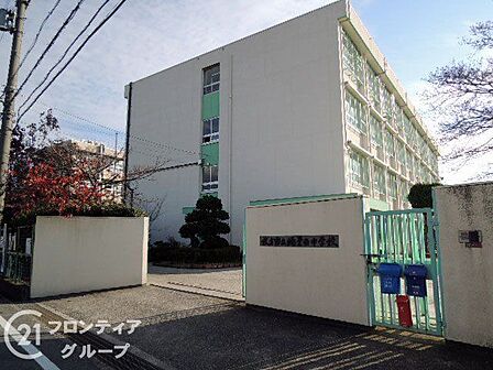 「枚方市立楠葉西中学校」まで徒歩約8分と毎日の通学に便利な近さです。部活動や学校行事等で帰宅が遅くなる日でも安心の立地で、保護者の方にとっても心強い住環境です。 640m