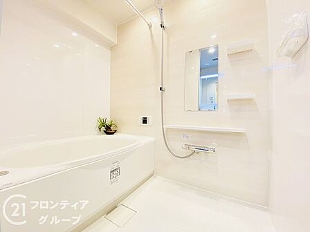 真っ白で清潔感あふれる浴室は、一日の終わりに心からくつろげるプライベート空間ですね。お手入れもしやすく、いつでも快適にご利用いただけますね!