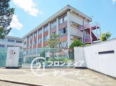 寝屋川市立国松緑丘小学校 国松緑丘小学校まで徒歩21分は、お子様と一緒に季節の移ろいを感じながら登下校できる距離ですね!毎日の通学が家族の会話を育む時間になりますね 1620m