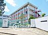 周辺：寝屋川市立国松緑丘小学校 国松緑丘小学校まで徒歩21分は、お子様と一緒に季節の移ろいを感じながら登下校できる距離ですね！毎日の通学が家族の会話を育む時間になりますね 1620m