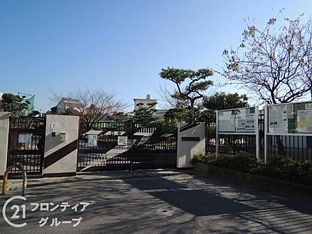 徒歩9分寝屋川市立第六中学校まで徒歩9分と、お子様の通学に安心な距離ですね。部活動で帰りが遅くなっても、すぐに家に着けるので親御様も心配が減ります。 710m