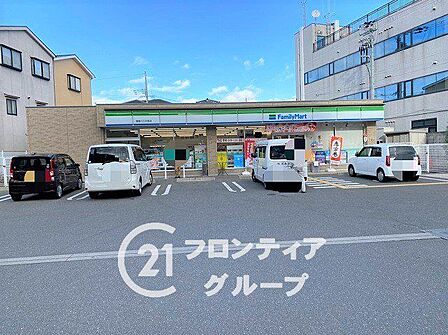 ファミリーマート寝屋川三井南店まで徒歩5分は、ちょっとした買い物や急な用事にも大変便利です。24時間営業で、いつでも必要なものが手に入ります 400m