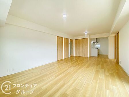 暖かな光が差し込むリビングは、家族が自然と集まりたくなるような開放感に満ちております。木の温もりが感じられるフローリングが心地よく、どのようなインテリアも美しく映える上質なライフステージを提供します