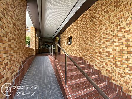 マンションのエントランスは、住まう方々を迎える洗練された空間です。日常の出入りを快適にするための工夫がされています。