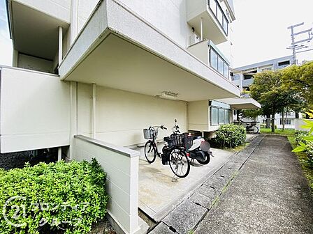 清潔感のある壁面と機能的に配置された駐輪スペースが使いやすい共用部！毎日の暮らしをスムーズに支えてくれる心地よいゆとりが広がっていますね！
