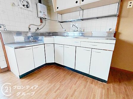 お部屋のインテリアと調和する清潔感のある白いカウンターキッチンが広がっていますね!効率的な動線とすっきりとした収納が毎日の楽しいお料理時間を支えます