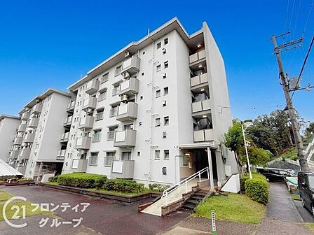 周囲の緑に囲まれた落ち着いた佇まいと整然としたバルコニーの並びが美しいですね!端正な外観フォルムが穏やかな日常の始まりをやさしく見守ってくれるかのようです