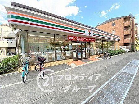 「セブンイレブン寝屋川松屋町店」まで徒歩2分。深夜のお買い物やちょっとした買い足し、ATMの利用など、すぐ近くにあると日常生活において大変頼もしい存在です。 130m