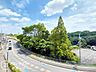 その他：【リフォーム前】バルコニーからは緑が見渡せる良好な眺望が広がります。開放的な空と季節の移ろいを感じられる景色は、日々の暮らしに心地よい癒やしと開放感を与えてくれます。