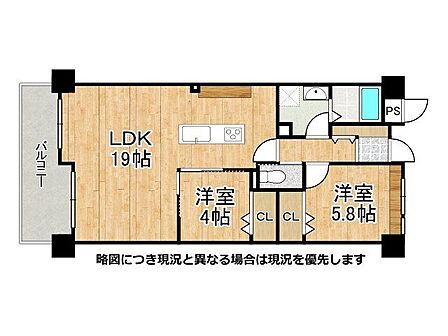 南西向きの間取りは、日当たりが良く、明るいリビングで快適な生活を楽しめます。自然光がたっぷり入り、心地よい空間です。