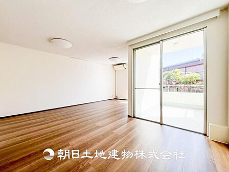 【リビング】開放的で明るい空間が広がるLDK。リビングには暖かな太陽が降り注ぎ、爽やかな住空間です。お友達を呼んでお茶をしたり、一緒に料理を楽しみながら楽しい時間を。