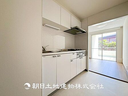 【キッチン】住宅の主役でもあり、日常生活を過ごす上で重要な水回りでもあるからこそ機能性・デザイン性に拘りました。お掃除のしやすいシステムキッチンを設置しました。