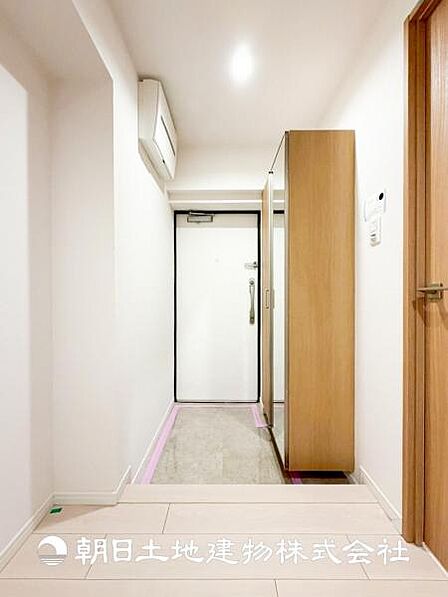 【玄関】家族の帰り、遊びに来る友人、知人を優しく迎え、温もりに満ちた生活空間を予感させる。帰りたい家がここにあります。