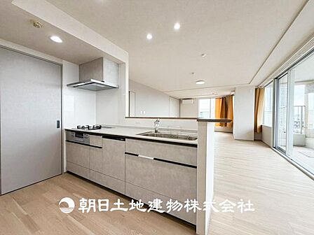 【キッチン】住宅の主役でもあり、日常生活を過ごす上で重要な水回りでもあるからこそ機能性・デザイン性に拘りました。お掃除のしやすいシステムキッチンを設置しました。