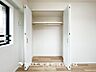 収納：【収納】部屋ごとに設けた収納は住みやすさへのこだわりがあります。シンプルで使いやすい収納スペース。