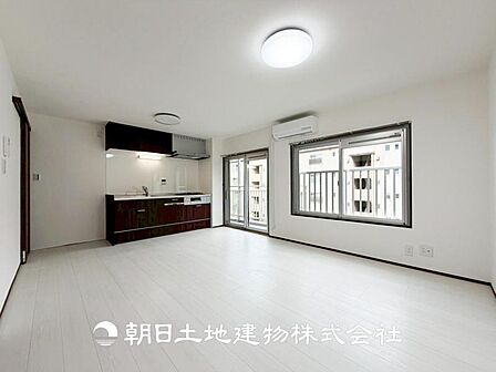 【リビング】1日の中で最も長い時間を過ごすことになるリビングだからこそ、いつも笑顔があふれる空間であるように。広々とした空間から幸せな未来を。