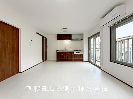 【リビング】開放的で明るい空間が広がるLDK。リビングには暖かな太陽が降り注ぎ、爽やかな住空間です。お友達を呼んでお茶をしたり、一緒に料理を楽しみながら楽しい時間を。