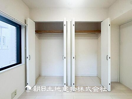 【収納】シンプルかつ洗練されたデザインの収納スペース。