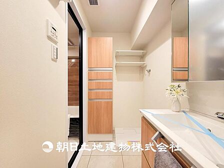 【洗面化粧台】 広々とした洗面台は、日々の身だしなみチェックや歯磨きなど、朝の慌ただしい時間でも心に余裕とゆとりを作ってくれます。今日も1日頑張ろう。そう思える場所でありたいと思っています。