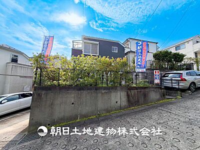 外観: 【現地写真】車通りの少ない閑静な住宅街に位置しております。車庫入れもゆとりある良好な環境で、子育てへの安心感と家族で遊べる自然が身近な嬉しい立地です。 外観: 【現地写真】車通りの少ない閑静な住宅街に位置しております。車庫入れもゆとりある良好な環境で、子育てへの安心感と家族で遊べる自然が身近な嬉しい立地です。