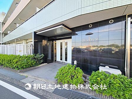 【エントランス】明るく開放的なエントランスは毎日の行き帰りを彩ります。
