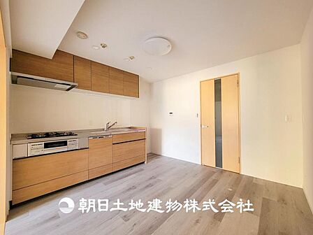 【キッチン】シンプルで使いやすいデザインにこだわったキッチン。プライベートスペースを彩るインテリアとしての美しさと、快適な日常を支える機能性と強さがひとつになった自慢のキッチンです。