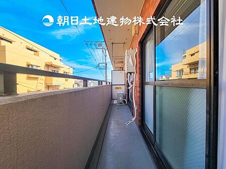 【バルコニー】温かい太陽を感じる事ができるのは、目の前に遮るものが無いから。彼方に広がる風景が絵画のように広がります。