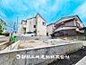 外観：【現地写真】 低層一戸建てを中心とした街並みが整然と続き周辺は高い建物がないので、採光や開放性に恵まれ、空が広く閑静な環境です。