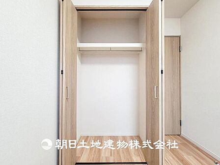 【収納】部屋ごとに設けた収納は住みやすさへのこだわりがあります。シンプルで使いやすい収納スペース。