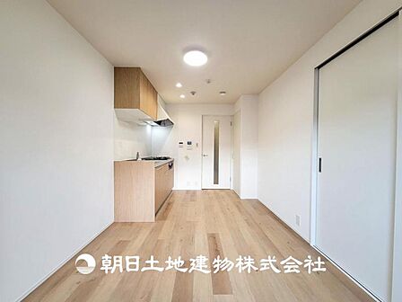 【リビング】1日の中で最も長い時間を過ごすことになるリビングだからこそ、いつも笑顔があふれる空間であるように。広々とした空間から幸せな未来を。
