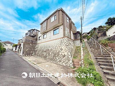 外観:【外観写真】 その家から感じられる、気品・上質・重厚感・極細やかさ、そのすべては見た者に安らぎを与える特別な空間です。ここに住むからこそ意味がある。すべての(始まり)をここから迎えましょう。 外観:【外観写真】 その家から感じられる、気品・上質・重厚感・極細やかさ、そのすべては見た者に安らぎを与える特別な空間です。ここに住むからこそ意味がある。すべての(始まり)をここから迎えましょう。